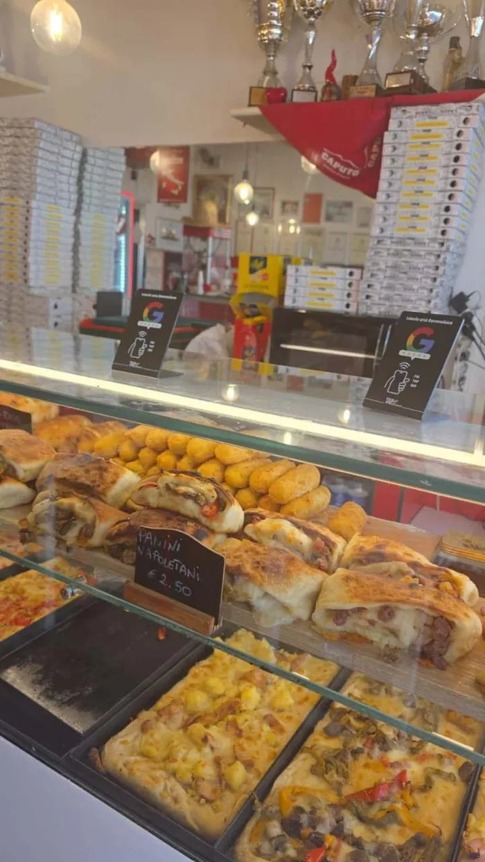 Due TapStand sulla vetrina di una pizzeria